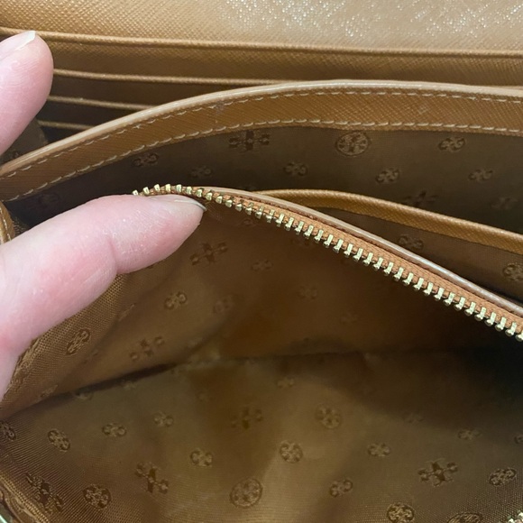 Tory Burch Saffiano Leather Robinson Chain Wallet - Picture 14 of 16